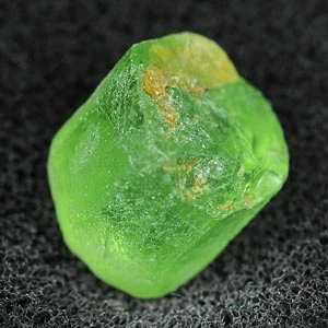 Ungeschliffener grüner Peridot mit rauer Oberfläche