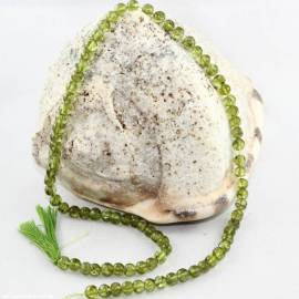 Peridot aufgefädelt als Edelsteinstrang