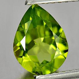 Peridot Edelstein in Tropfenform